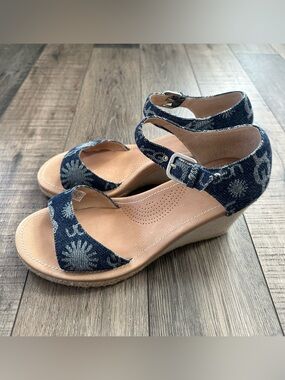 UGG Wedge Sandals Platform Strappy Blue Denim Monogram Size 10